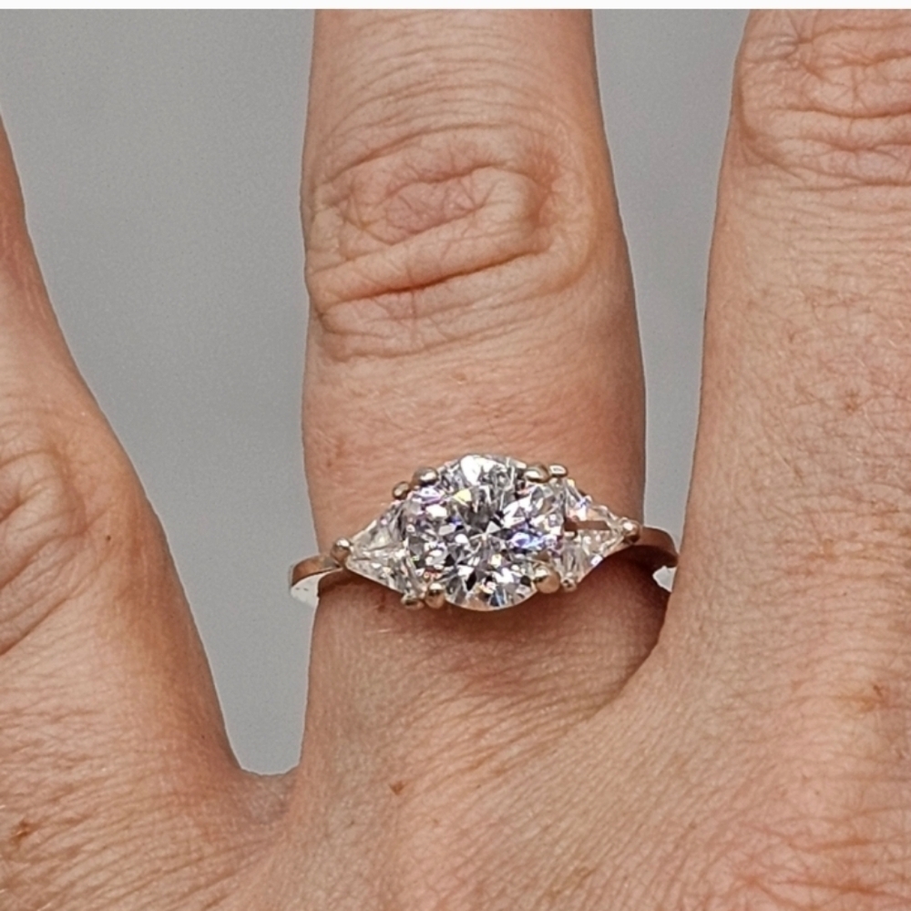 Avon Sterling Silver an CZ cluster Ring. Such colors !! 7 - Picture 2 of 8